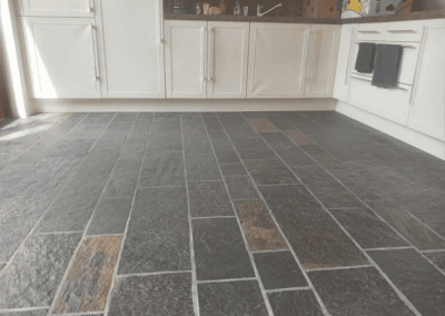 Leisteen vloer grondig reinigen