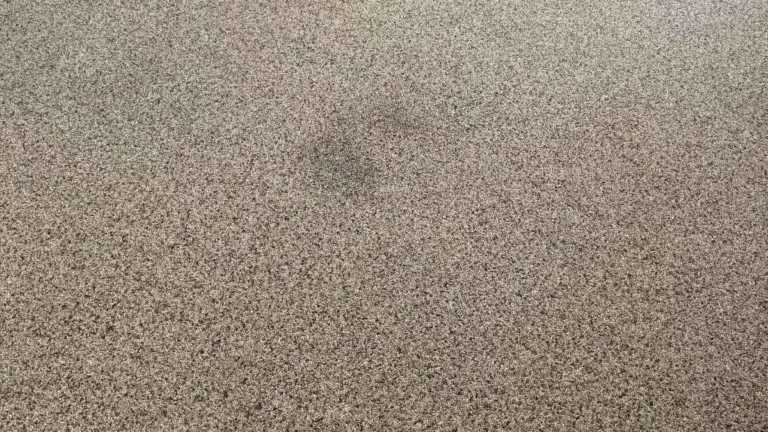 Vlekken verwijderen uit de grindvloer