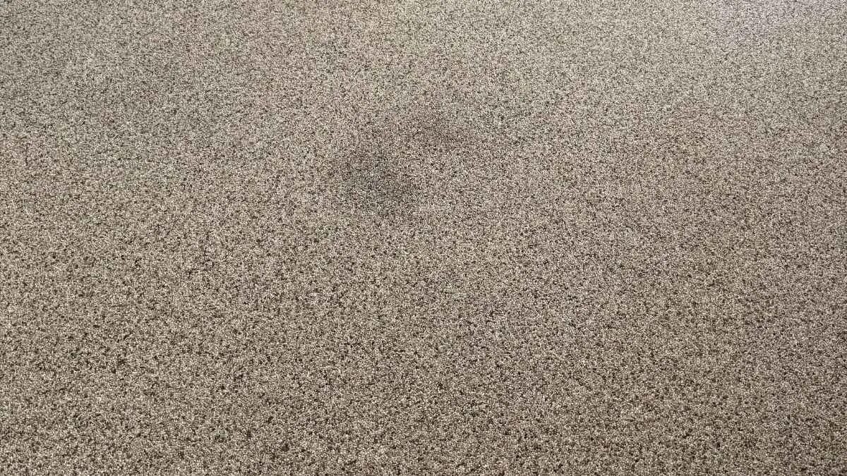 Vlekken verwijderen uit de grindvloer