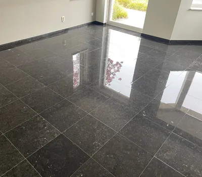 Belgisch hardsteen reinigen en polijsten Hardsteen vloer reinigen