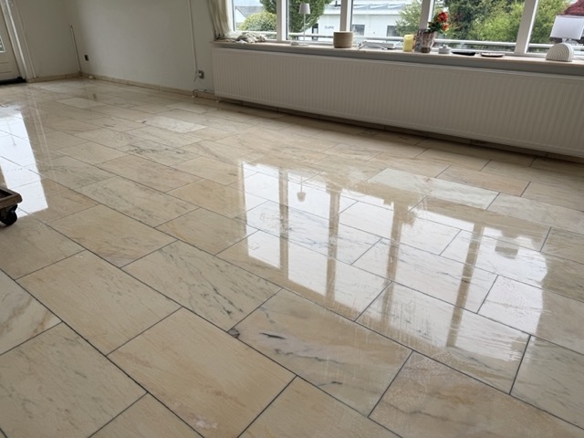 Marmeren vloer reinigen met stoomreiniger